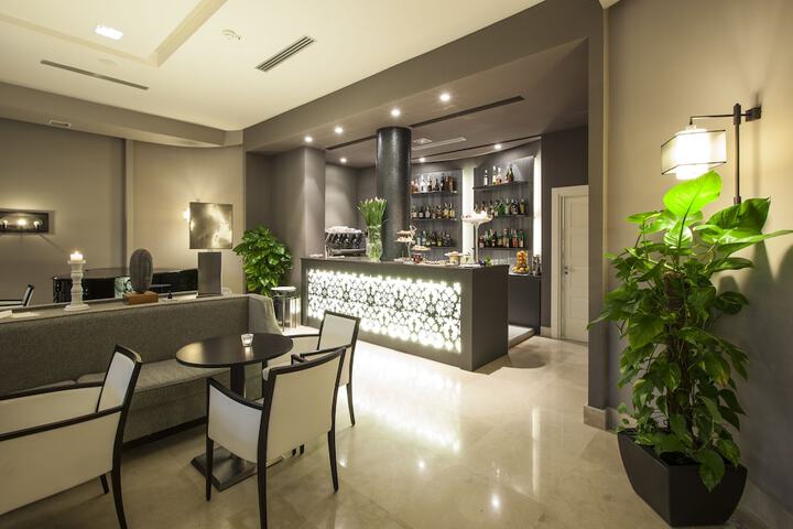 Lounge 76 of 86
