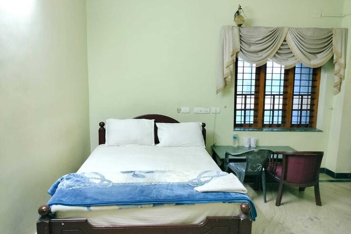 Room 8 of 18