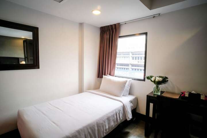 Room 12 of 77