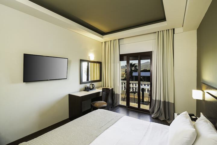Room 6 of 37