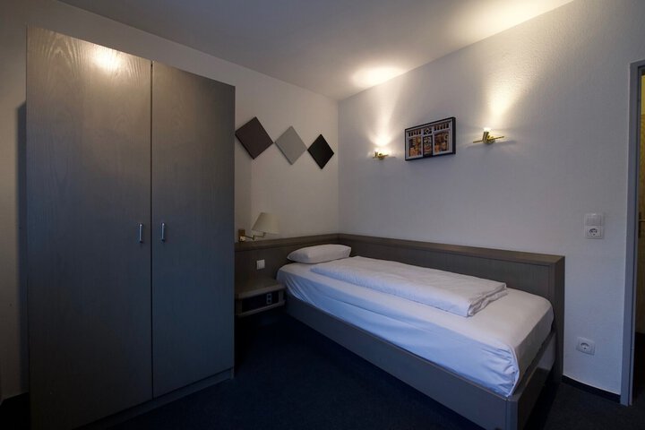 Room 5 of 27
