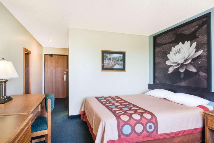1 Queen Bed Accessible Room (14 of 25)