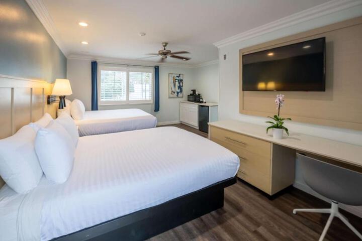 1 Queen Bed Room (9 of 19)