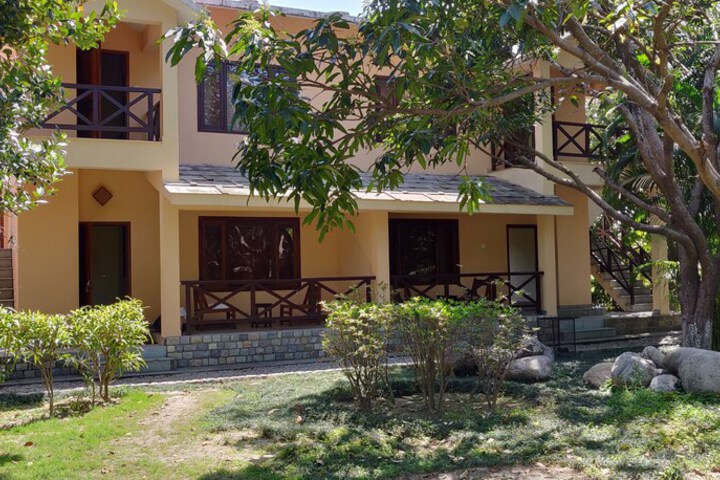 Hotel Exterior 34 of 54