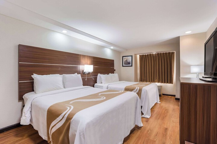 2 Queen Beds (4 of 10)