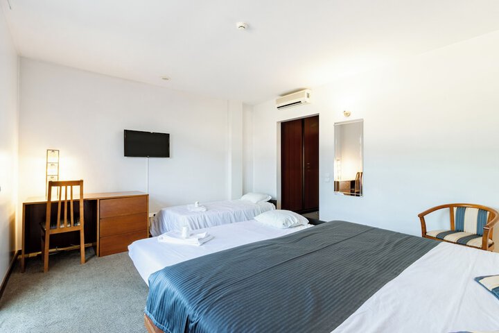 Room 6 of 80