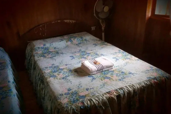 Room 4 of 16