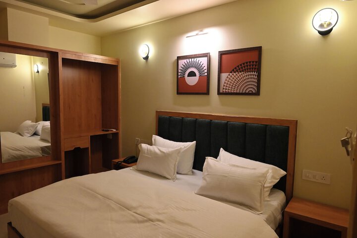 Room 7 of 18