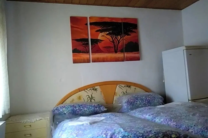 Room 4 of 16