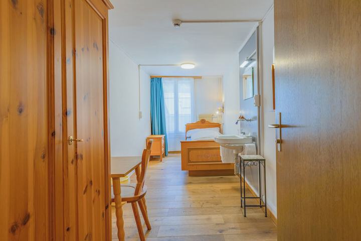 Room 16 of 37