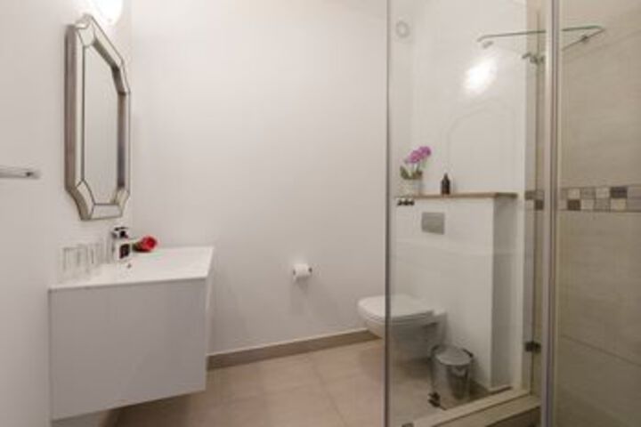 Room 15 of 211