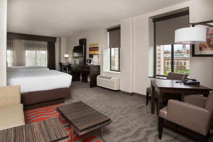 1 Queen Bed (9 of 12)