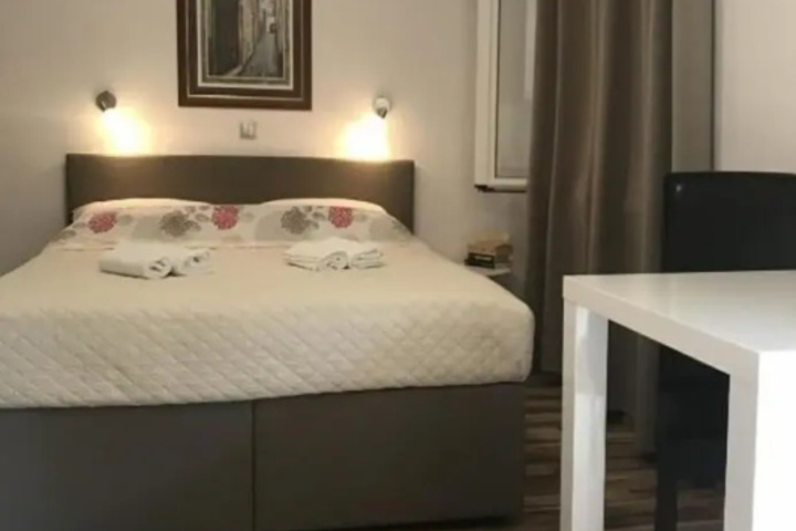 Room 2 of 10