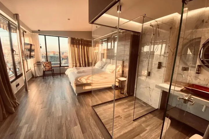 Room 5 of 10