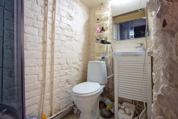 Room 8 of 10