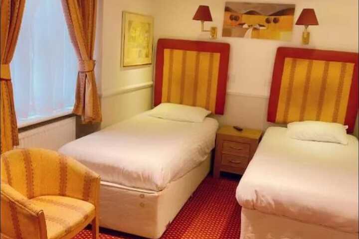 Room 7 of 32
