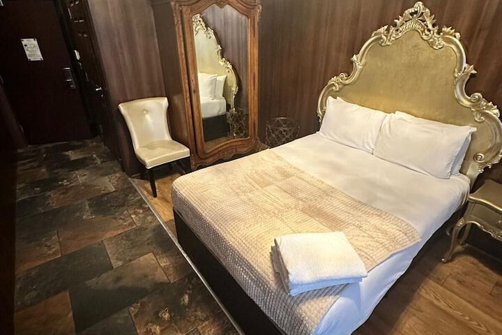 Room 27 of 171
