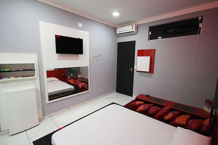 Room 9 of 33