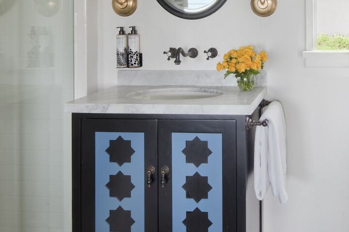 Bathroom sink