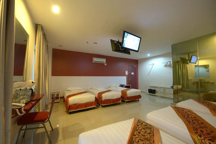 Room 10 of 32
