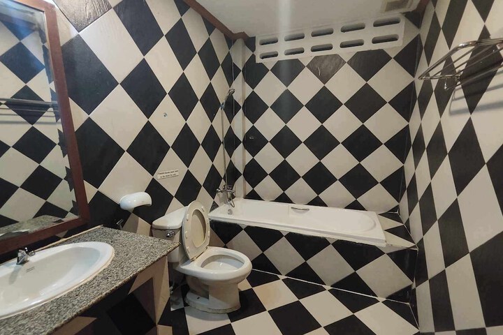 Room 11 of 16