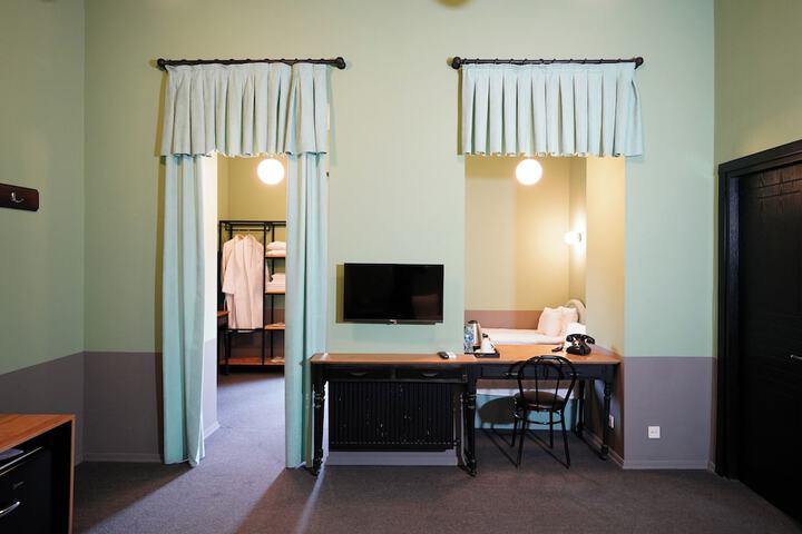 Room 26 of 73