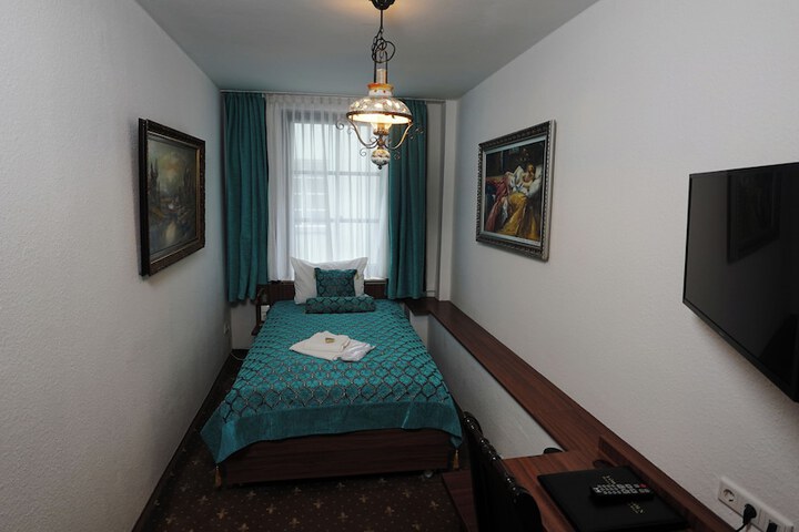 Room 28 of 107