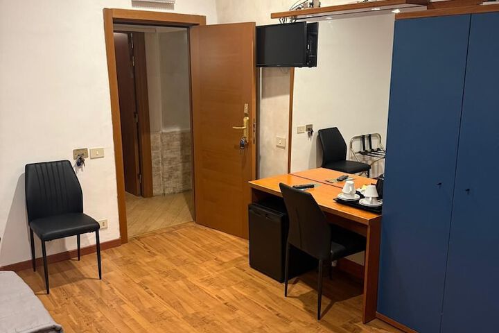 Room 102 of 127