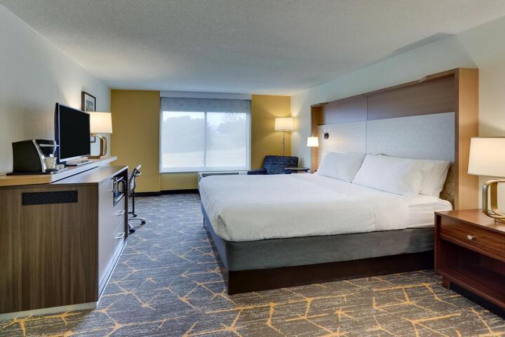 Standard King Bed Pet Friendly (4 of 29)