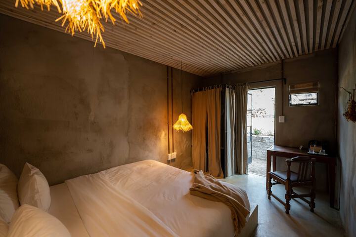 Room 8 of 42