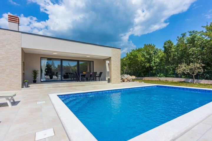 Pool 22 of 26
