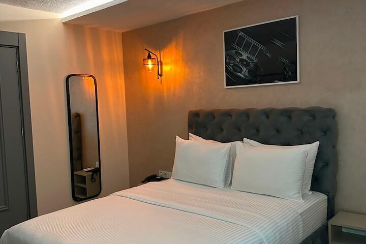 Room 9 of 38