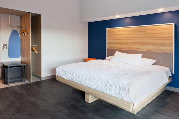 1 King Bed (13 of 18)