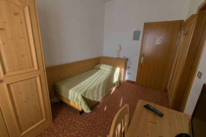 Room 10 of 66