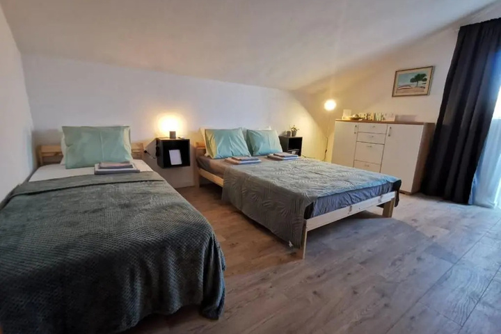 Room 4 of 9
