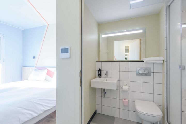 Room 30 of 77