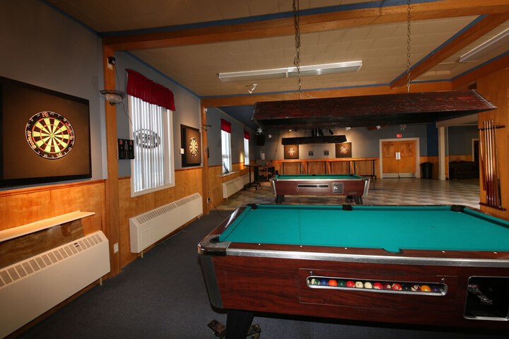 Lounge 14 of 24