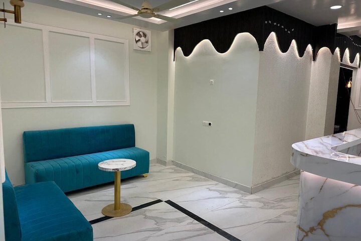 Room 8 of 18