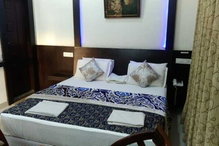 Room 5 of 16