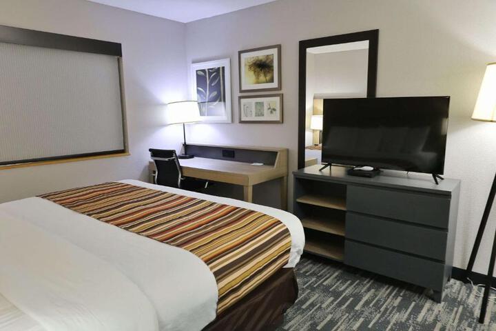 1 King Bed Accessible (4 of 16)
