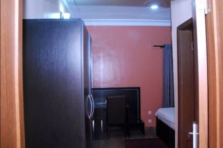 Room 6 of 24