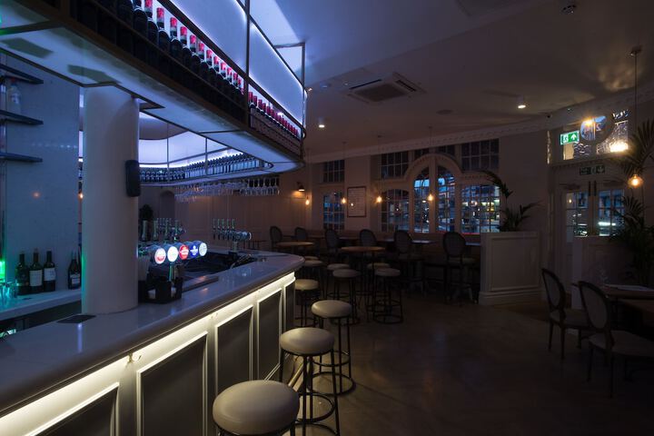 Lounge 76 of 100