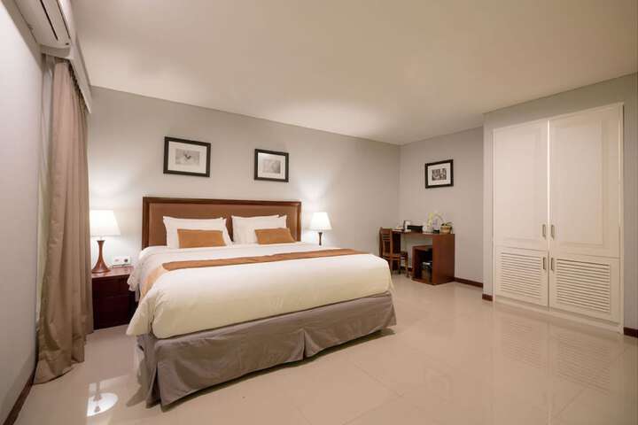 Room 9 of 48