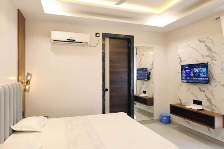 Room 4 of 18