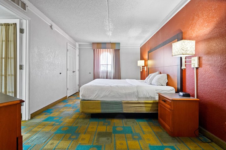 1 King Bed Mobility Hearing Impaired Accessible Room (14 of 22)