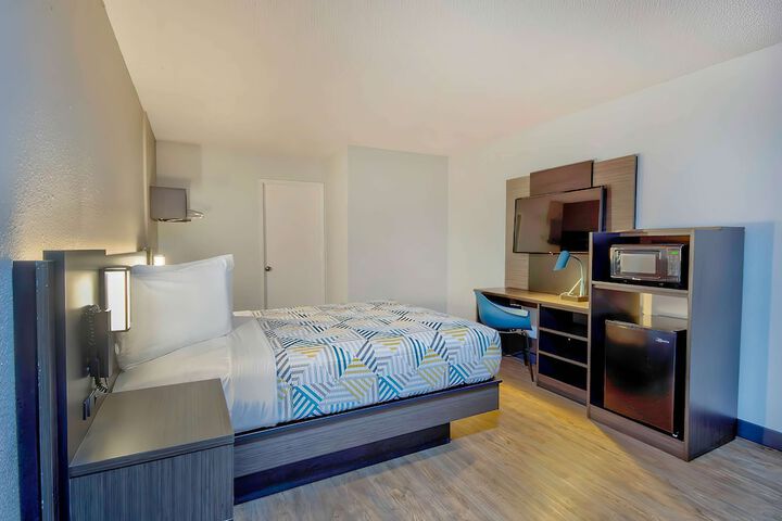 1 Queen Bed Micfridge (3 of 8)