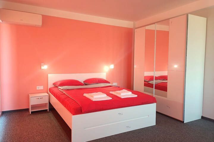 Room 4 of 30