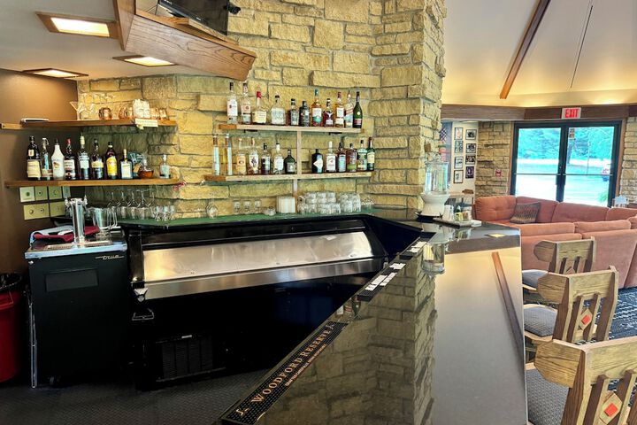 Lounge 32 of 59