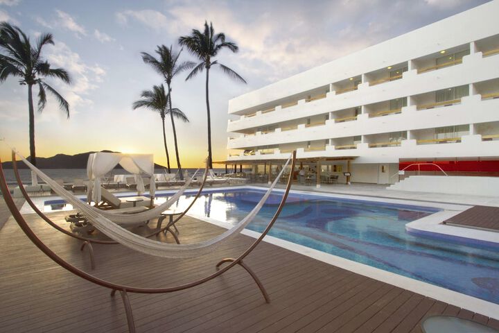 Hotel Pool