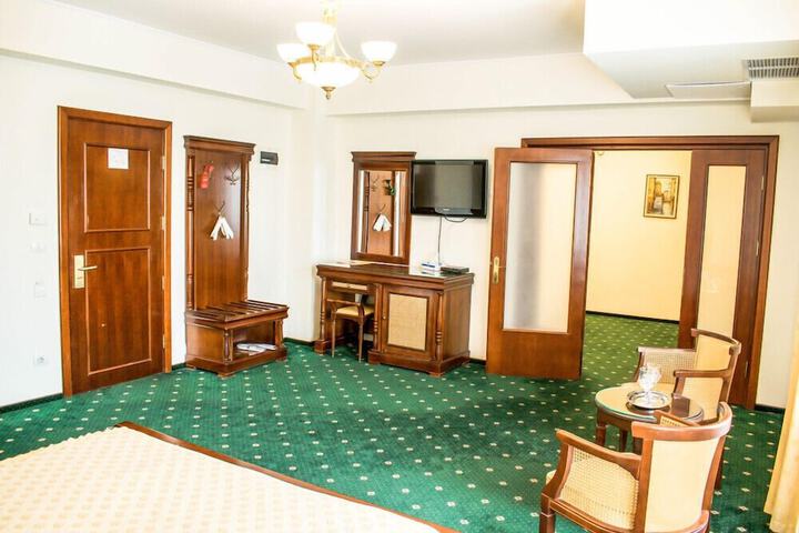 Room 10 of 28